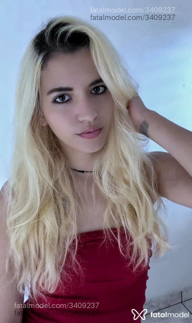 Acompanhante mulher loira (o) de olhos castanhos - Beatriz