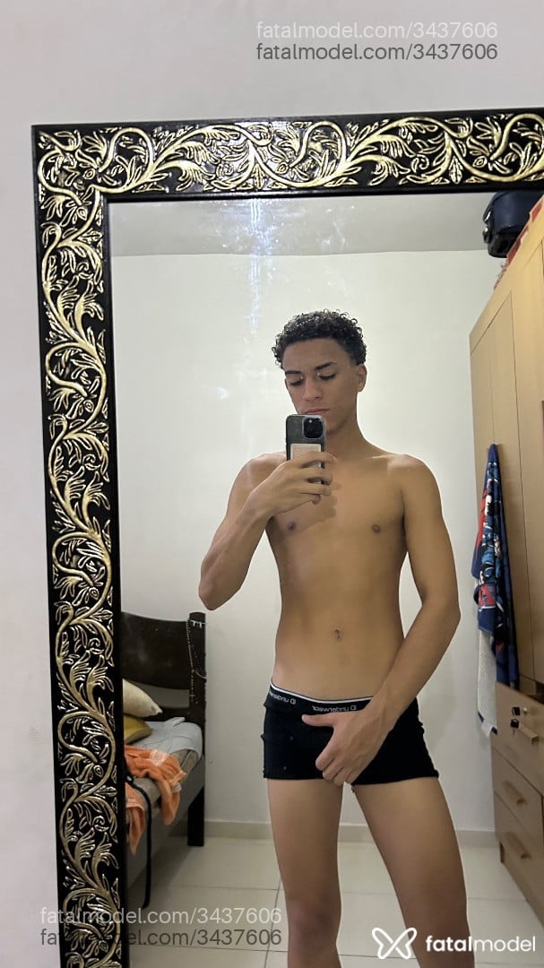 Acompanhante homem morena (o) de olhos castanhos em Virtual Acompanhante homem morena (o) de olhos castanhos em Virtual - Adoni