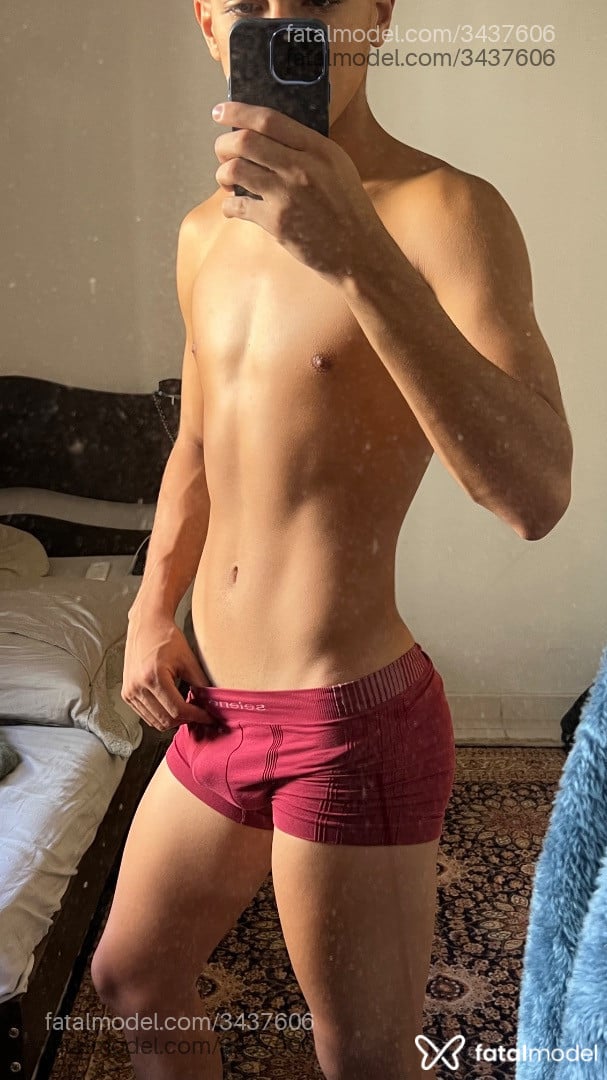 Acompanhante homem morena (o) de olhos castanhos em Virtual Acompanhante homem morena (o) de olhos castanhos em Virtual - Adoni