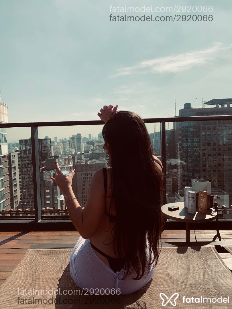 Acompanhante mulher com cabelo castanho de olhos castanhos - Zahra Acompanhante mulher com cabelo castanho de olhos castanhos - Zahra