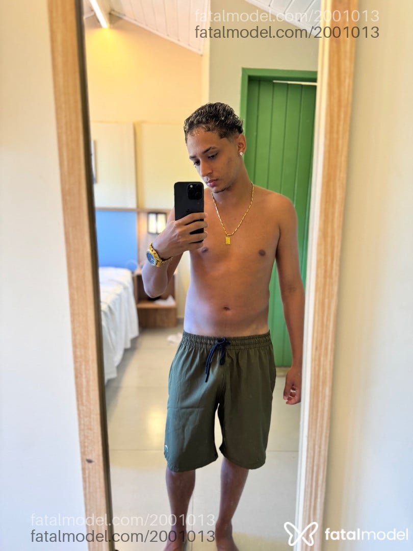 Acompanhante homem morena (o) de olhos pretos - Peu Acompanhante homem morena (o) de olhos pretos - Peu