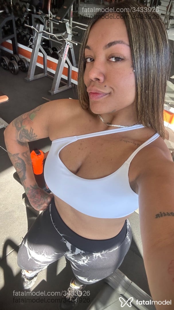 Acompanhante mulher com cabelo castanho de olhos castanhos - Viilondon