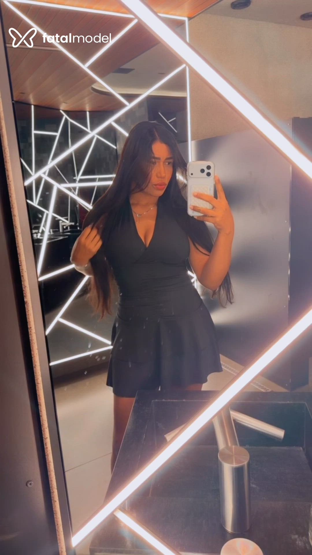 Acompanhante mulher morena (o) de olhos pretos - Janaína Silva Acompanhante mulher morena (o) de olhos pretos - Janaína Silva