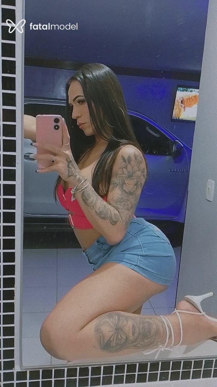 Acompanhante travesti com cabelo castanho de olhos pretos - Nathi Gyboia Acompanhante travesti com cabelo castanho de olhos pretos - Nathi Gyboia