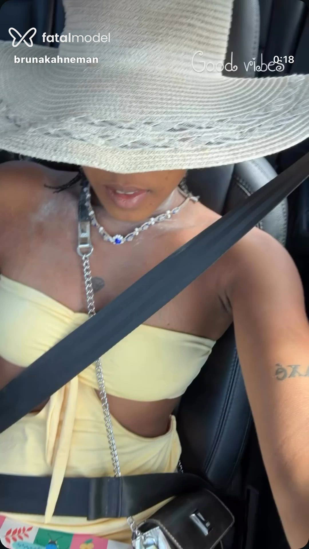 Acompanhante mulher com cabelo castanho de olhos pretos - Felícia Dourado Acompanhante mulher com cabelo castanho de olhos pretos - Felícia Dourado
