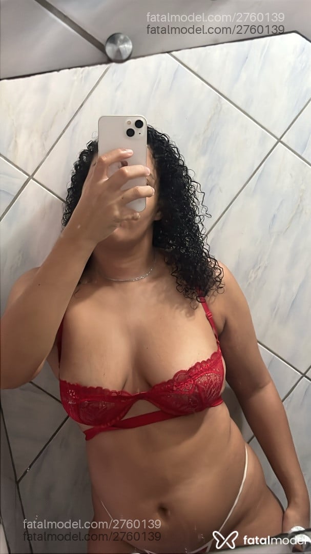 Acompanhante mulher com cabelo castanho de olhos pretos - Amora Acompanhante mulher com cabelo castanho de olhos pretos - Amora