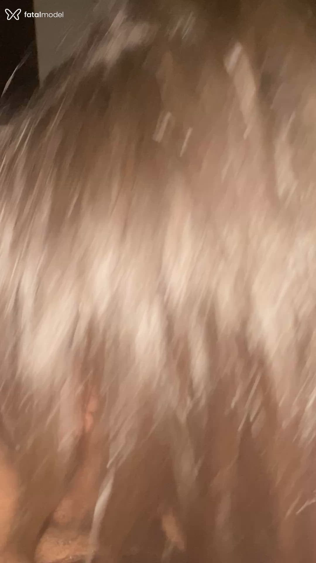 Acompanhante homem com cabelo grisalho de olhos castanhos - Pretinho