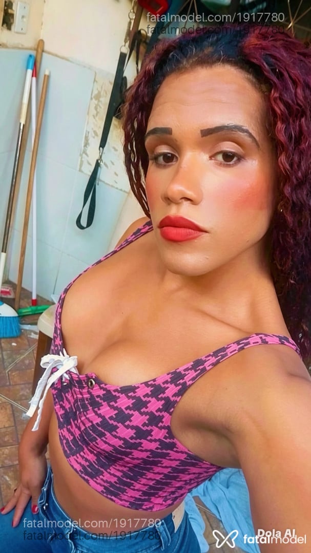 Acompanhante mulher trans com cabelo castanho de olhos pretos em Coronel Fabriciano - Ramona