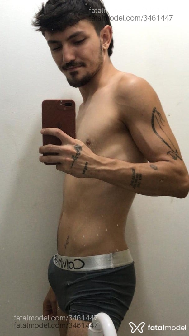 Acompanhante homem com cabelo castanho de olhos azuis em Goiânia - Tonny