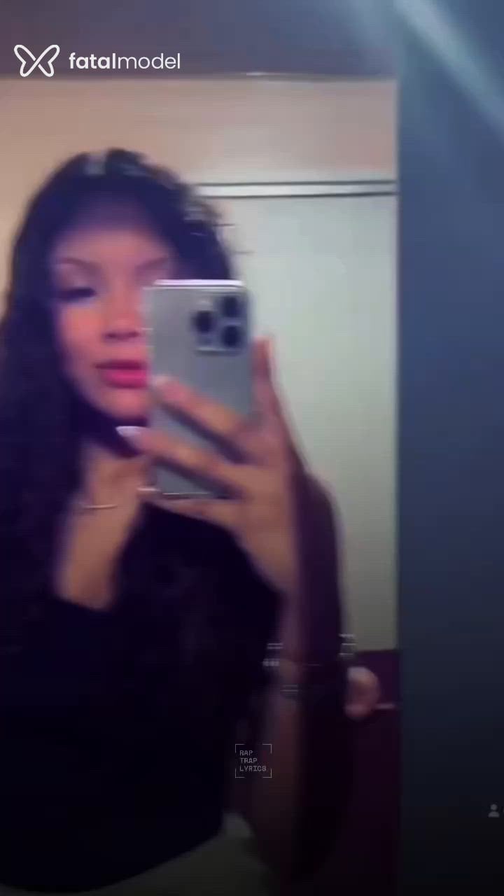 Acompanhante mulher com cabelo castanho de olhos castanhos - Agatha Mello