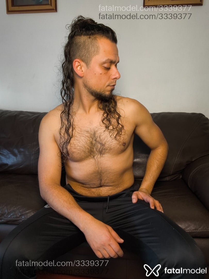 Acompanhante homem com cabelo castanho de olhos castanhos - Raeln Acompanhante homem com cabelo castanho de olhos castanhos - Raeln