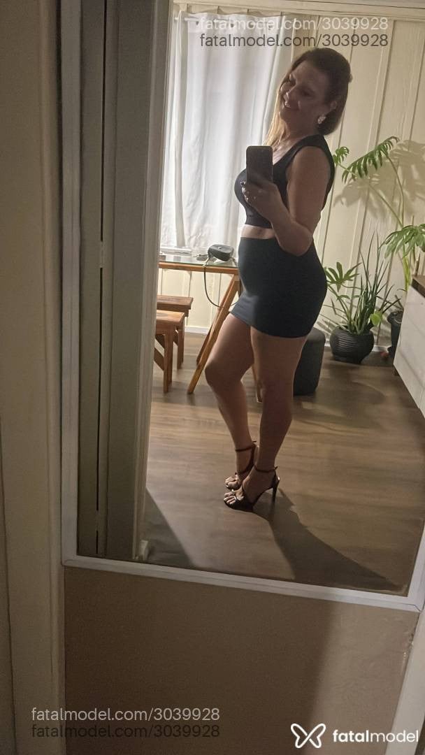 Acompanhante mulher com cabelo castanho de olhos mel em Curitiba Acompanhante mulher com cabelo castanho de olhos mel em Curitiba - Bárbara