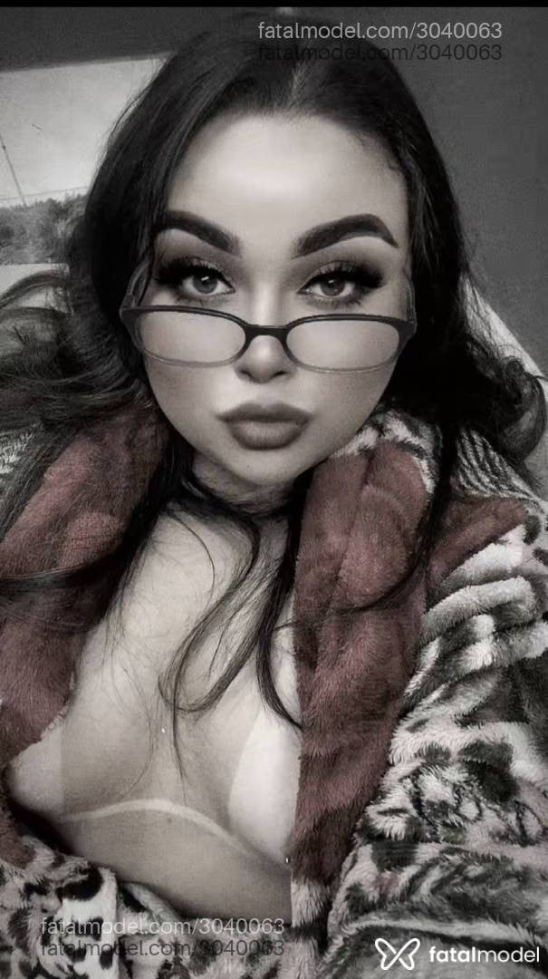Acompanhante mulher com cabelo castanho de olhos castanhos - Larissa