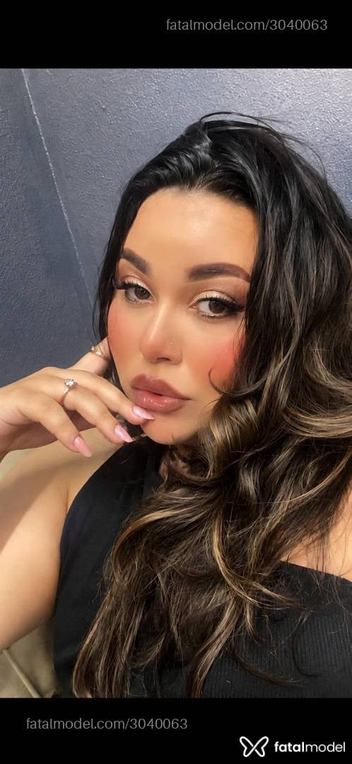Acompanhante mulher com cabelo castanho de olhos castanhos - Larissa
