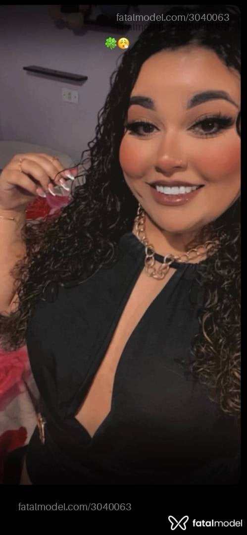 Acompanhante mulher com cabelo castanho de olhos castanhos - Larissa