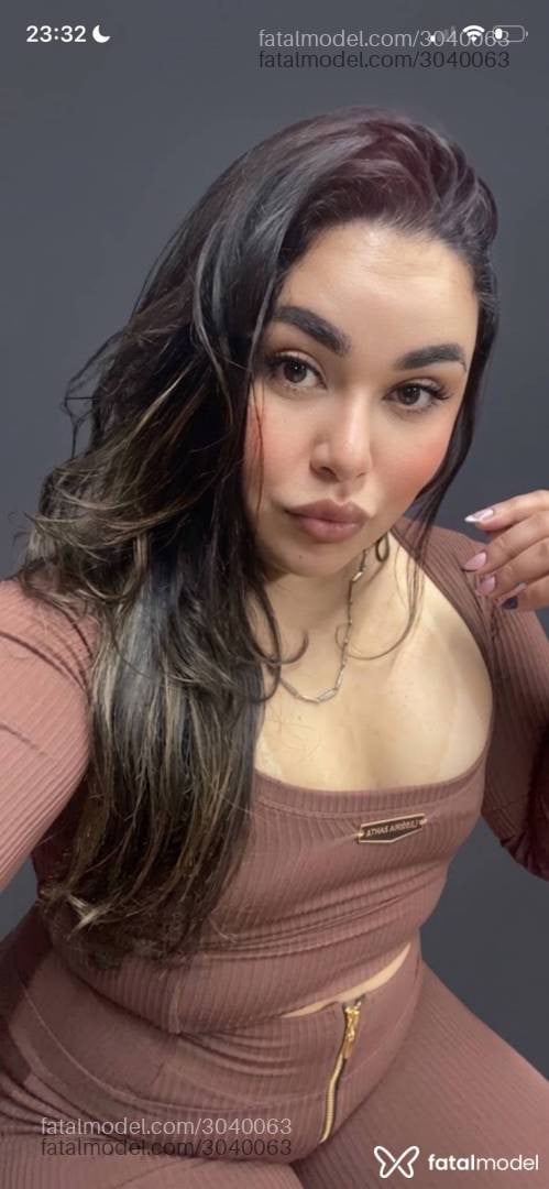 Acompanhante mulher com cabelo castanho de olhos castanhos - Larissa