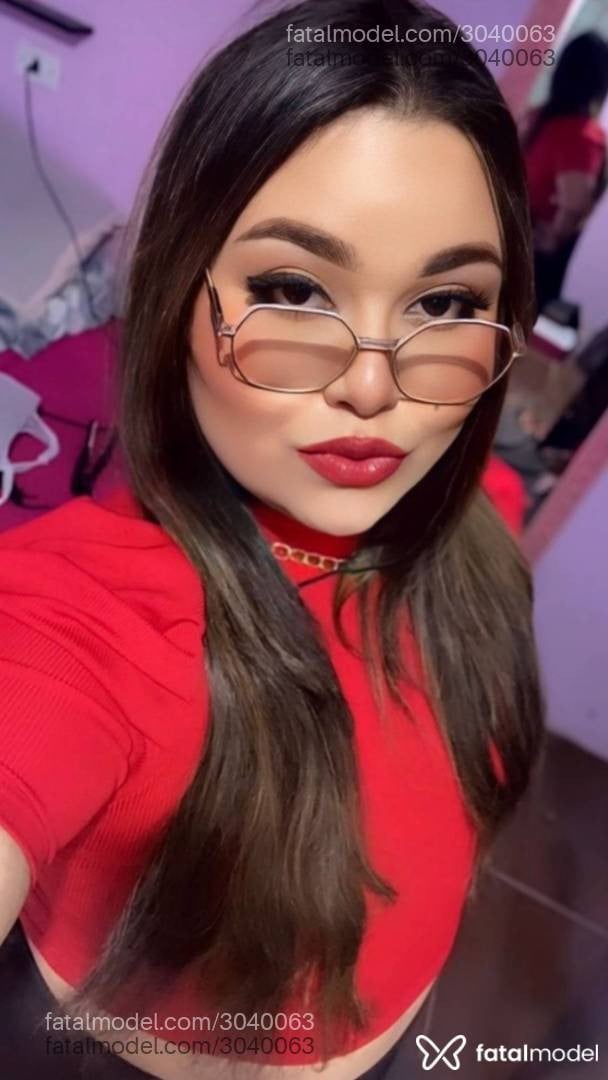Acompanhante mulher com cabelo castanho de olhos castanhos - Larissa