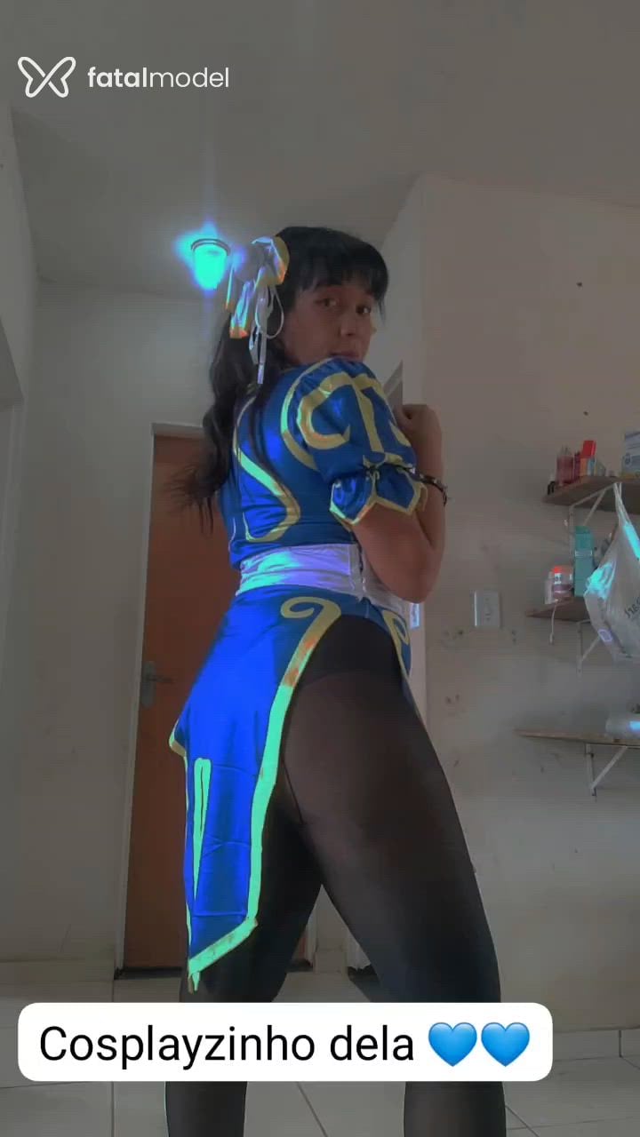 Acompanhante mulher com cabelo colorido de olhos pretos - Yuzi Felicia Acompanhante mulher com cabelo colorido de olhos pretos - Yuzi Felicia