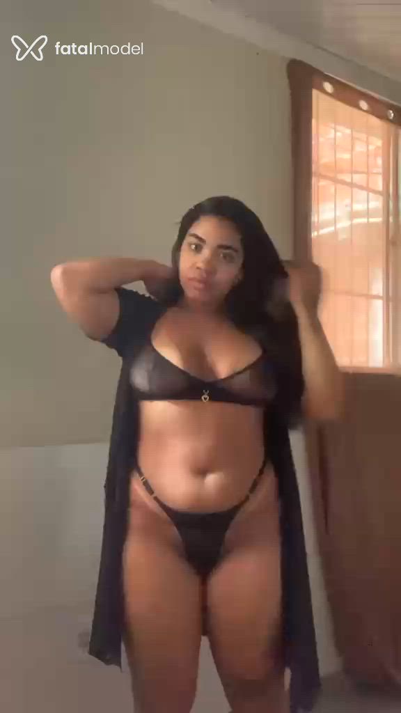 Acompanhante mulher morena (o) de olhos pretos - Bella Acompanhante mulher morena (o) de olhos pretos - Bella