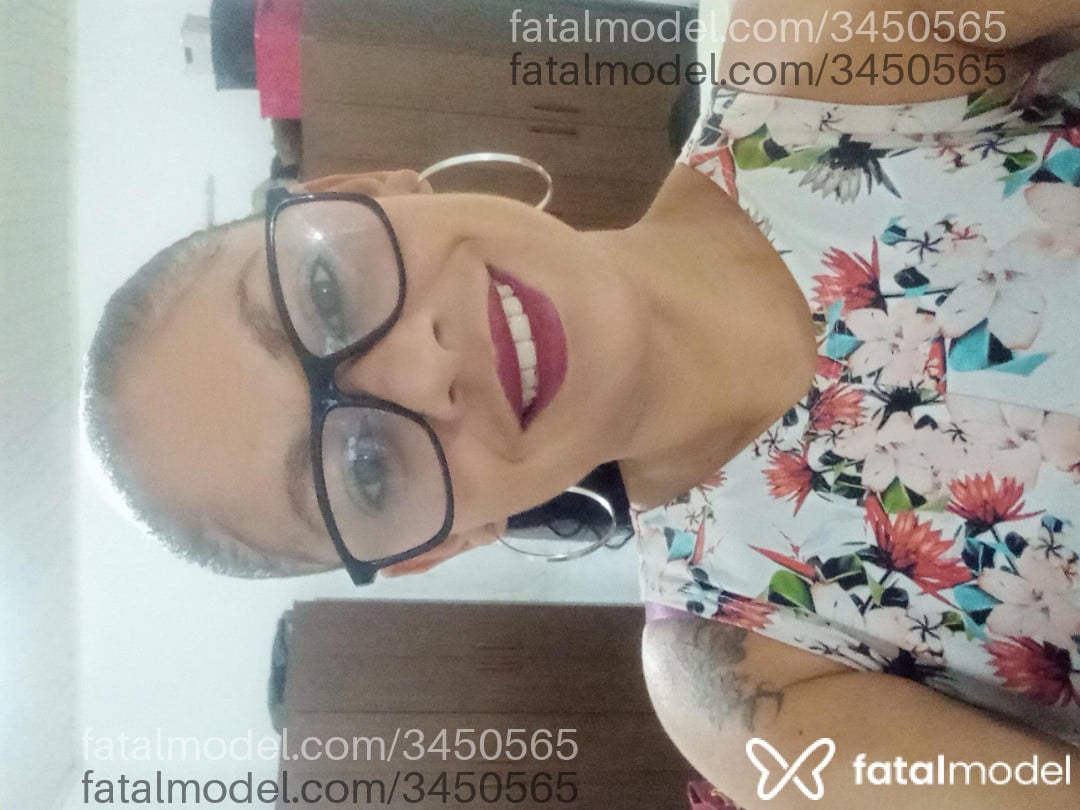 Acompanhante mulher com cabelo castanho de olhos castanhos - Josiane