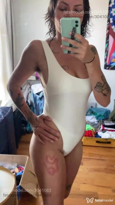 Acompanhante mulher com cabelo castanho de olhos mel em Virtual - Talita Amazona