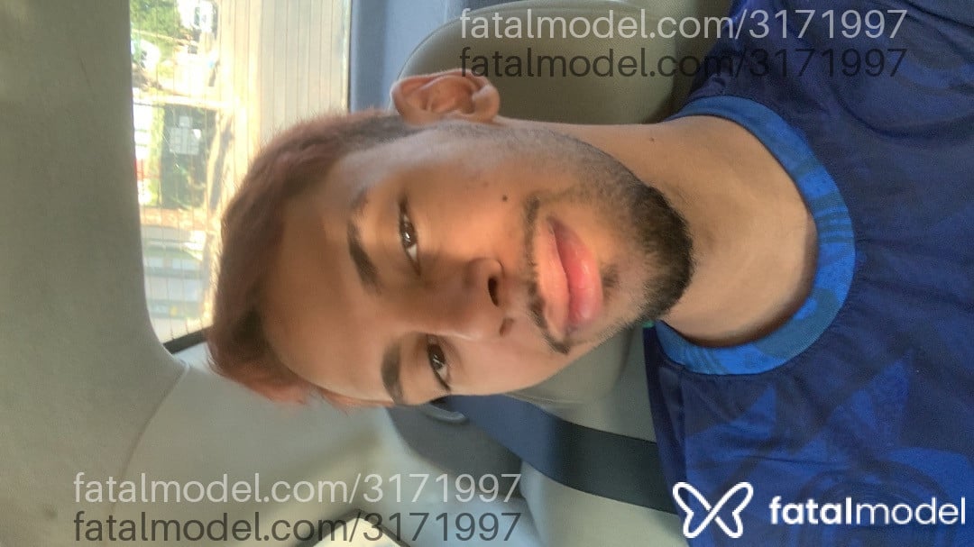 Acompanhante homem com cabelo colorido de olhos castanhos em Caldas Novas - Bruno
