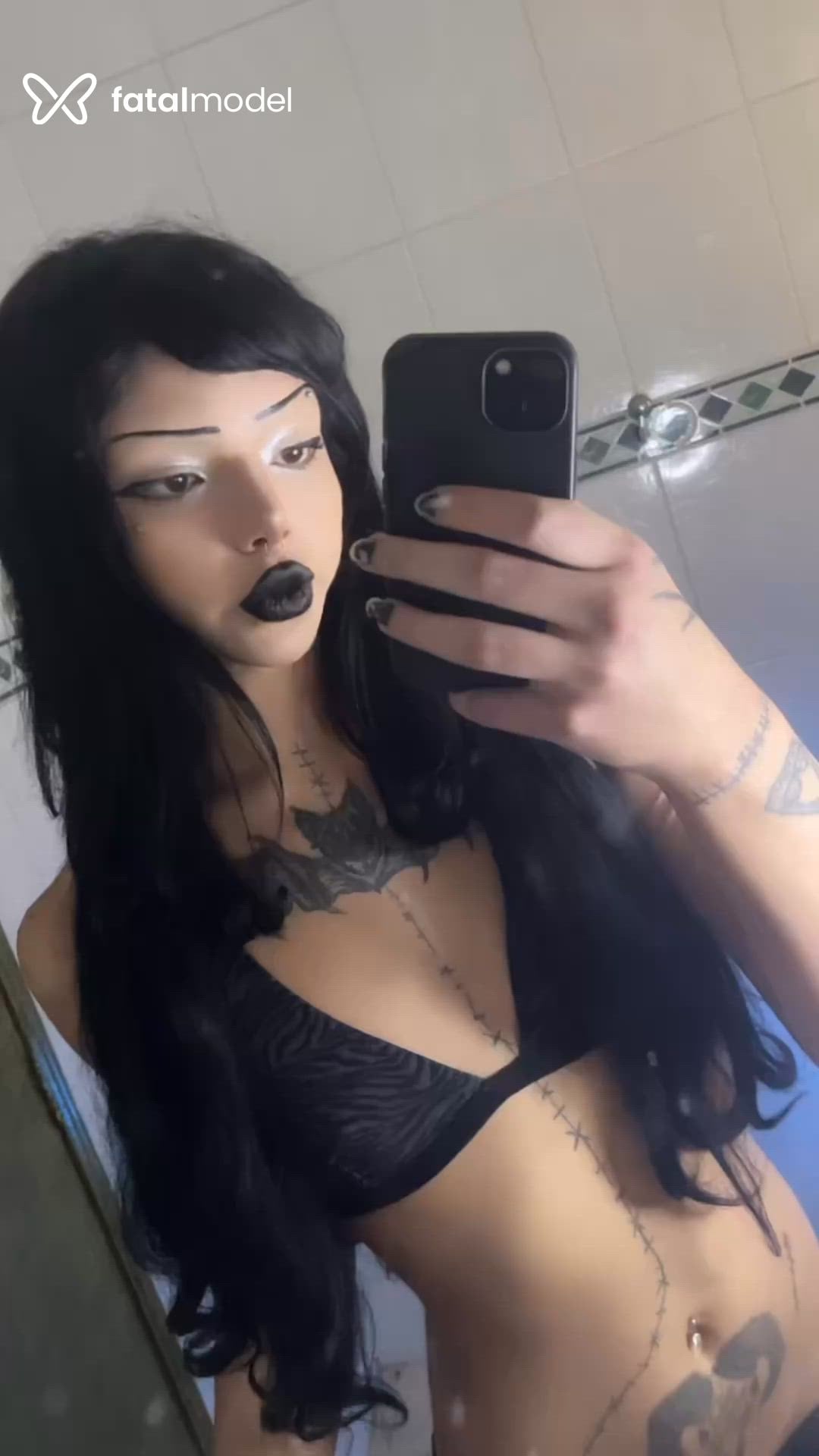 Acompanhante mulher trans morena (o) de olhos castanhos - Julia Gótica