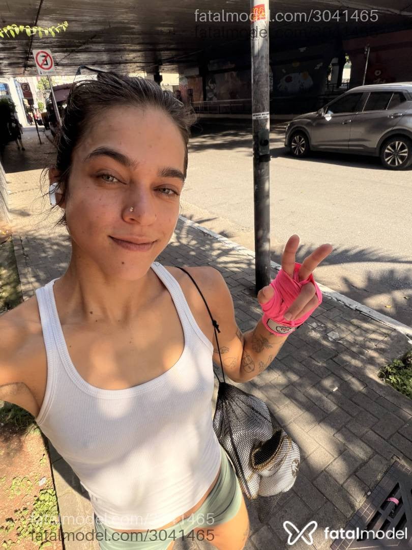 Acompanhante mulher com cabelo castanho de olhos verdes em São Paulo - Stella Bianchi