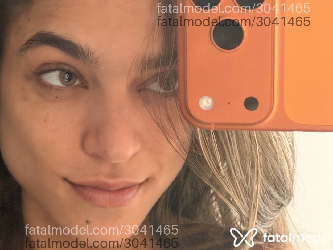 Acompanhante mulher com cabelo castanho de olhos verdes em São Paulo - Stella Bianchi