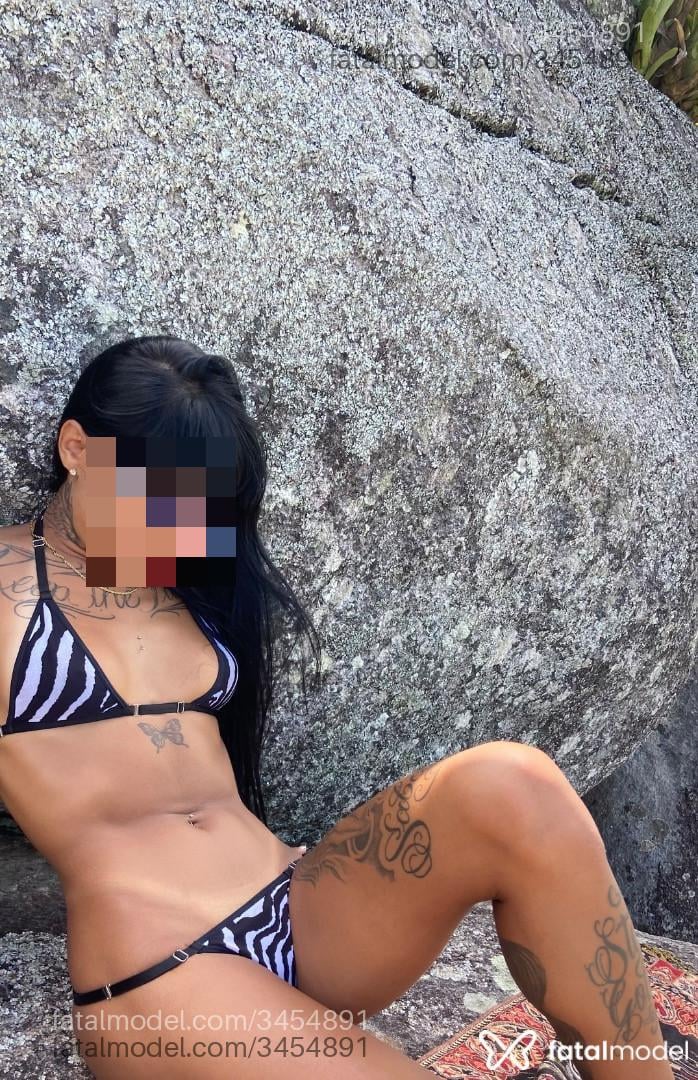 Acompanhante mulher morena (o) de olhos pretos - Mia Santoro