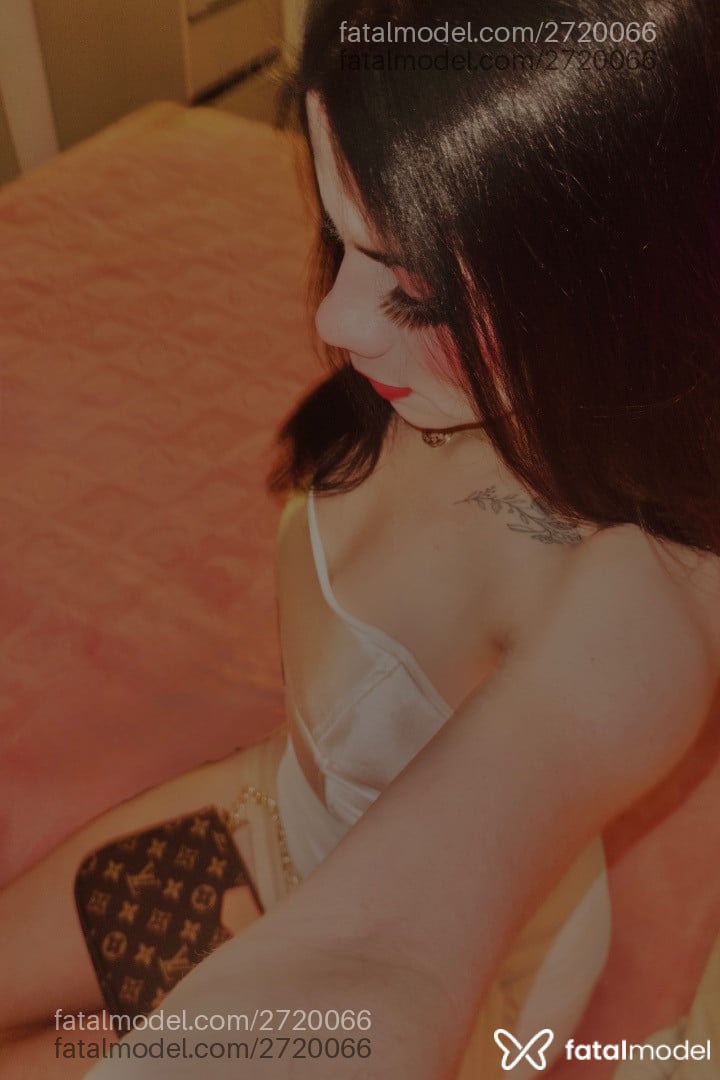 Acompanhante mulher trans com cabelo castanho de olhos castanhos - Mirella Santos