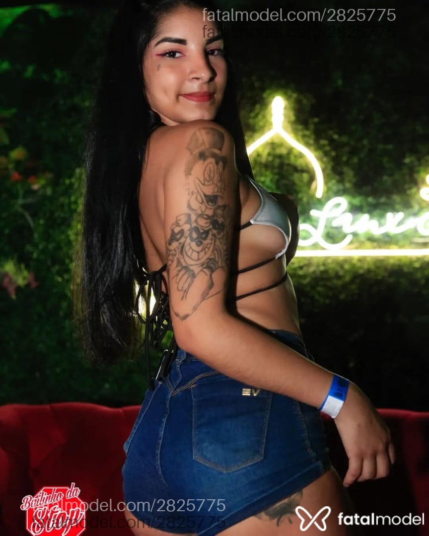 Acompanhante mulher morena (o) de olhos castanhos - Estrela Acompanhante mulher morena (o) de olhos castanhos - Estrela
