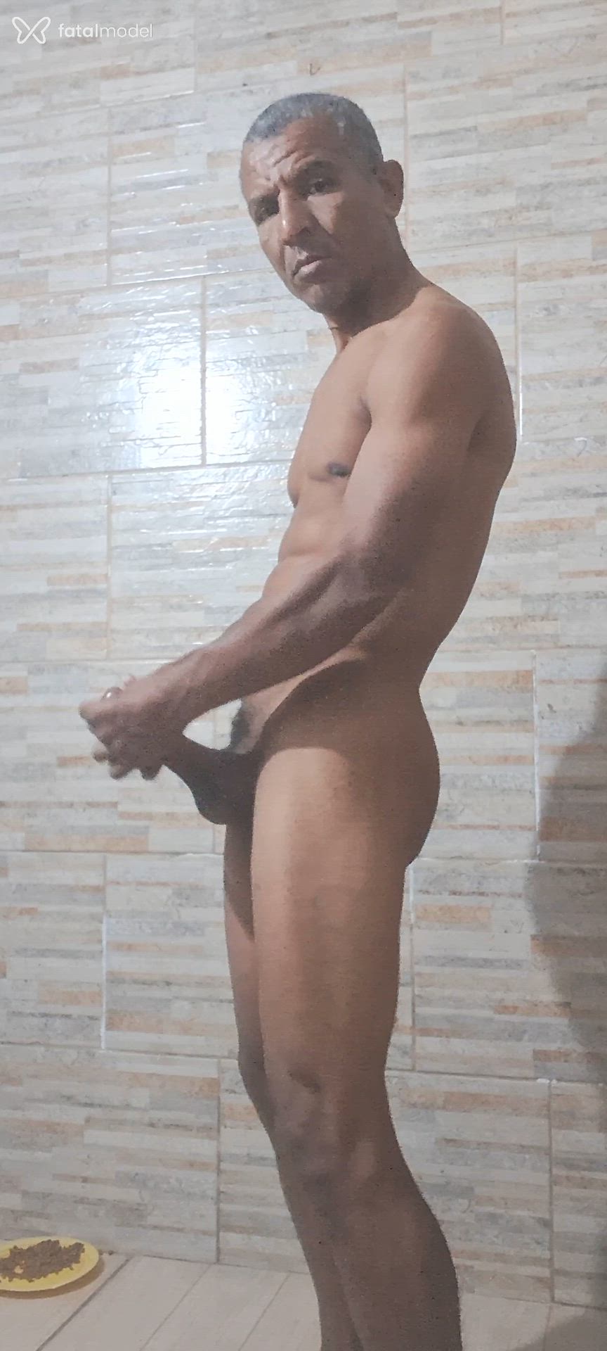 Acompanhante homem com cabelo grisalho de olhos castanhos em Juiz de Fora - Alexandre Santino