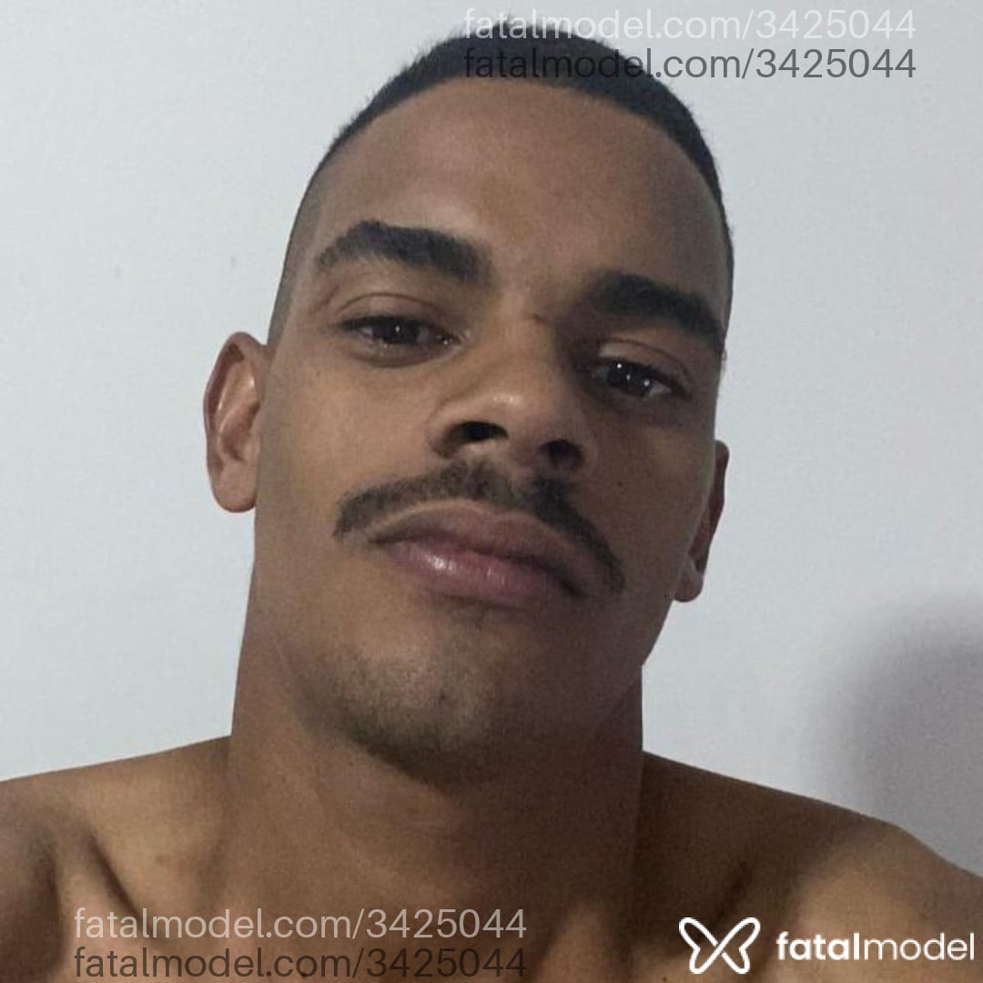 Acompanhante homem com cabelo grisalho de olhos castanhos em Goiânia - Gabriel Araújo