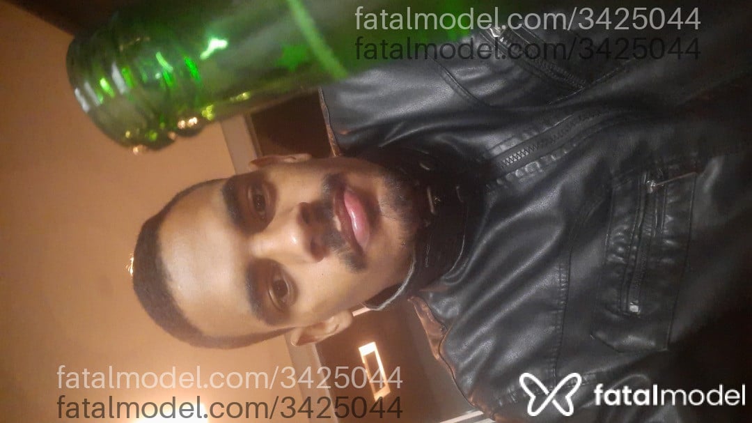 Acompanhante homem com cabelo grisalho de olhos castanhos em Goiânia - Gabriel Araújo