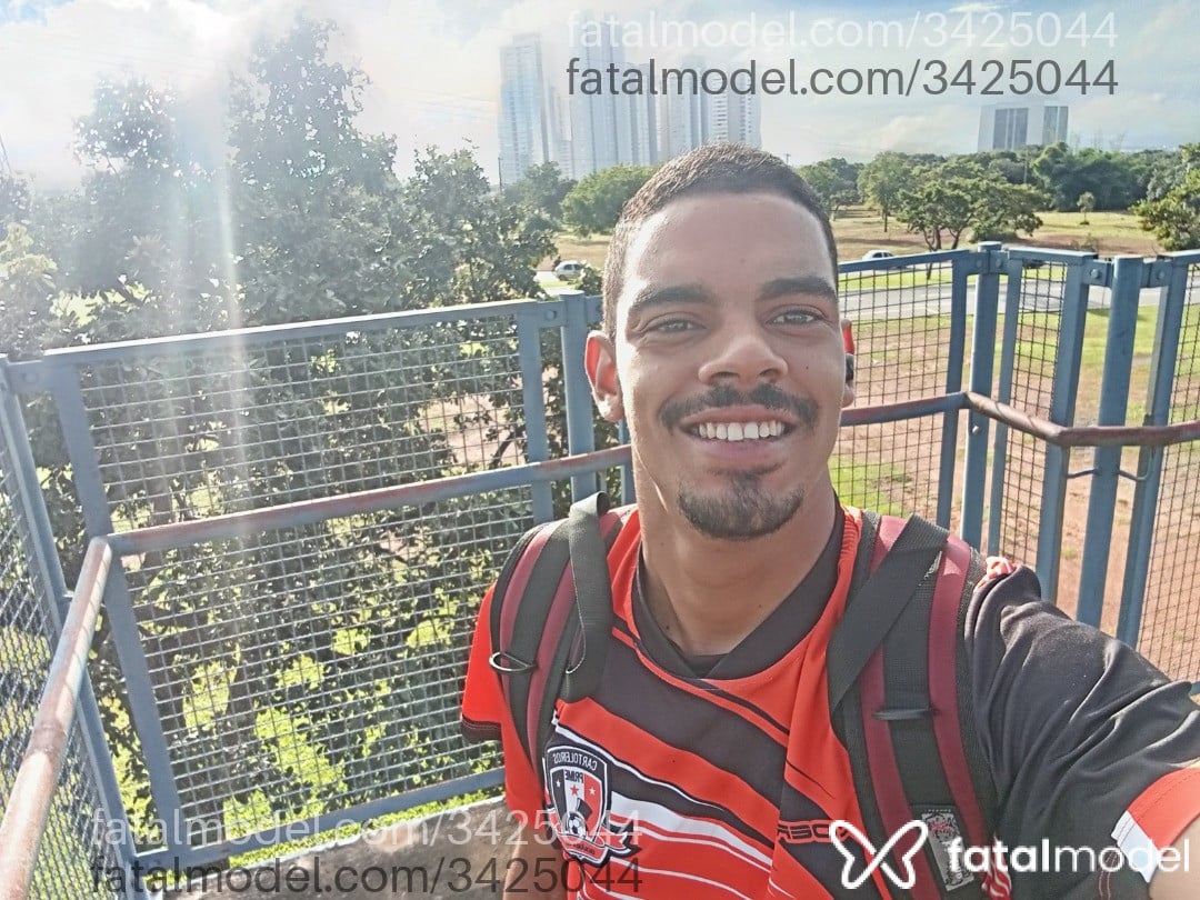 Acompanhante homem com cabelo grisalho de olhos castanhos em Goiânia - Gabriel Araújo