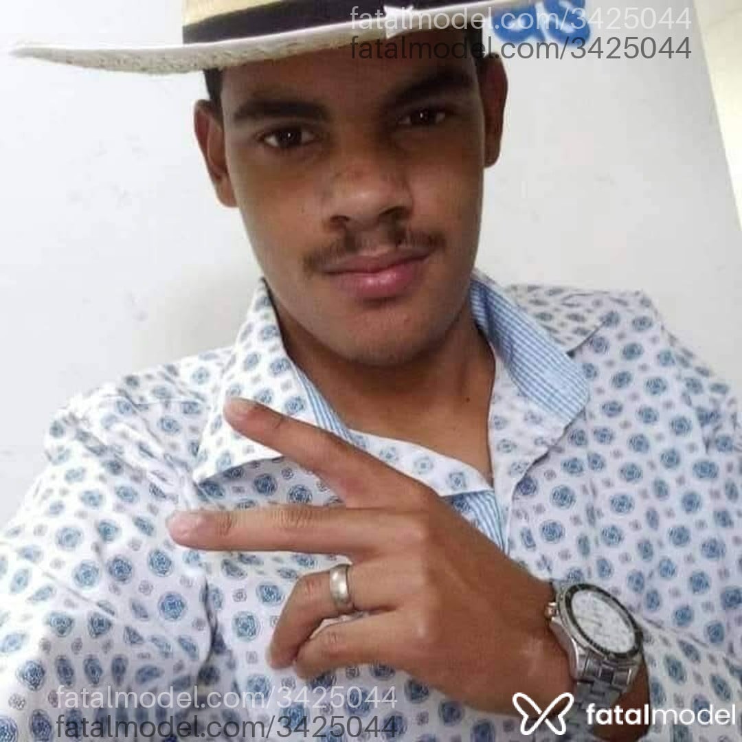 Acompanhante homem com cabelo grisalho de olhos castanhos em Goiânia - Gabriel Araújo