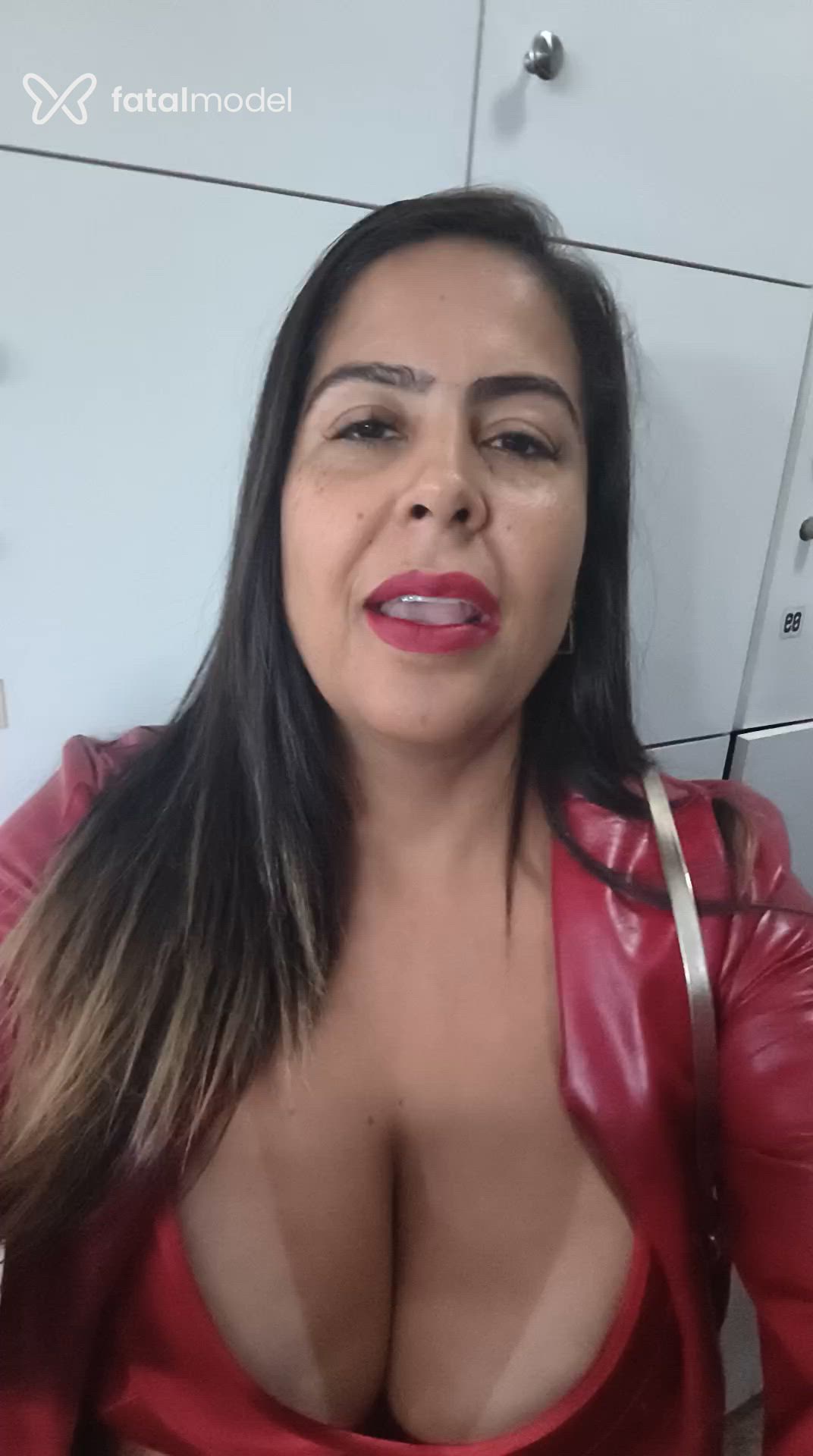Acompanhante mulher com cabelo colorido de olhos mel em Campo Grande Acompanhante mulher com cabelo colorido de olhos mel em Campo Grande - Joana Darc