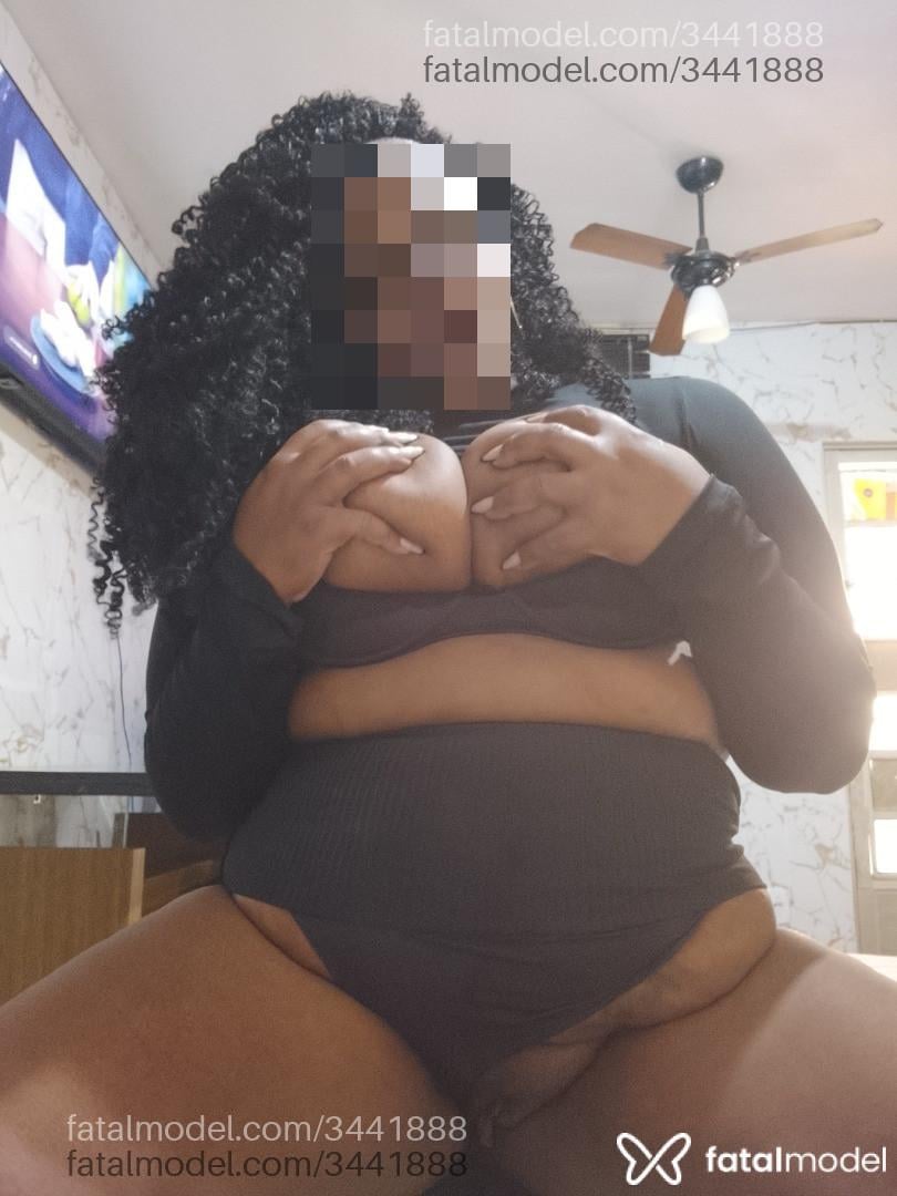 Acompanhante mulher com cabelo castanho de olhos pretos - Ravilla