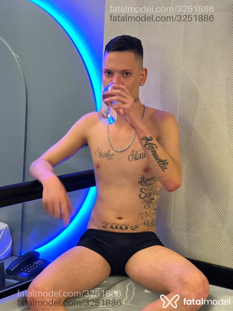 Acompanhante homem com cabelo castanho de olhos mel em Limeira - Vitor Andrade