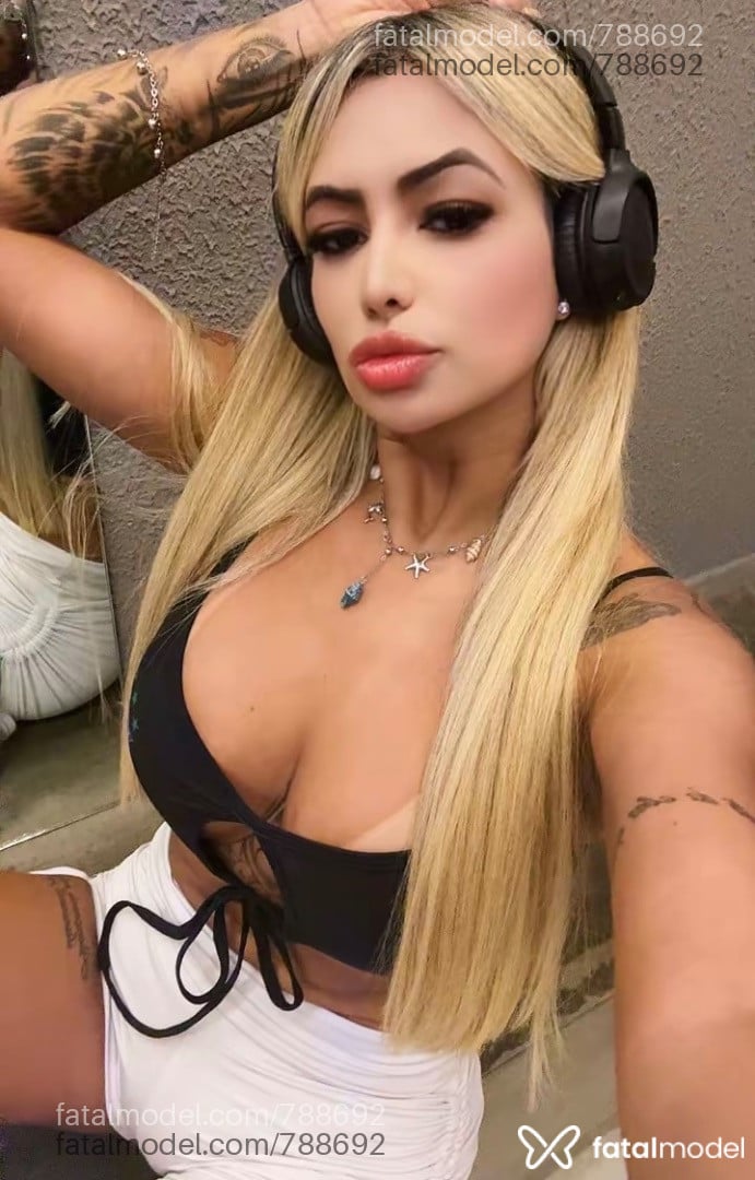 Acompanhante mulher loira (o) de olhos castanhos em São José dos Campos - Aline