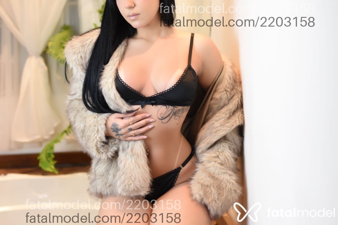 Acompanhante mulher morena (o) de olhos verdes - Mia Monroe