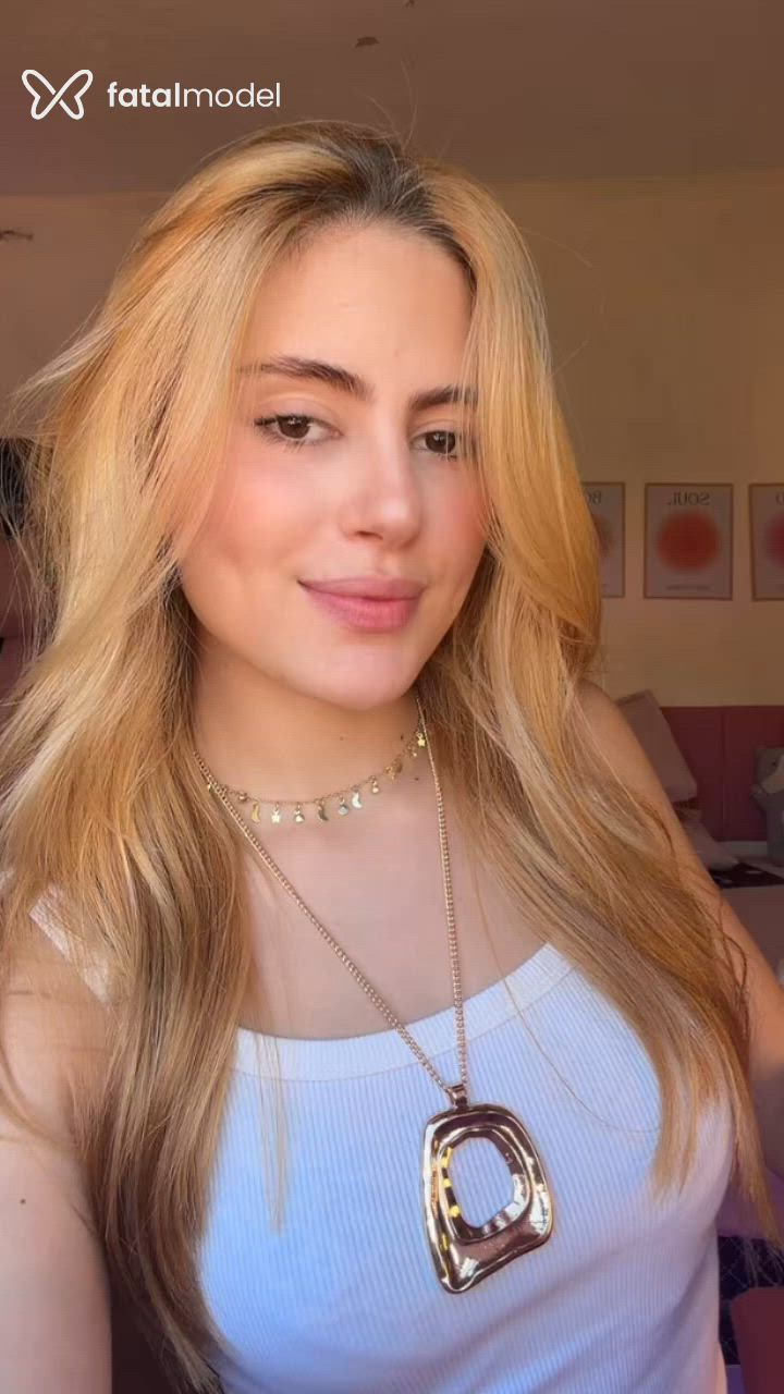 Acompanhante mulher loira (o) de olhos mel - Julie