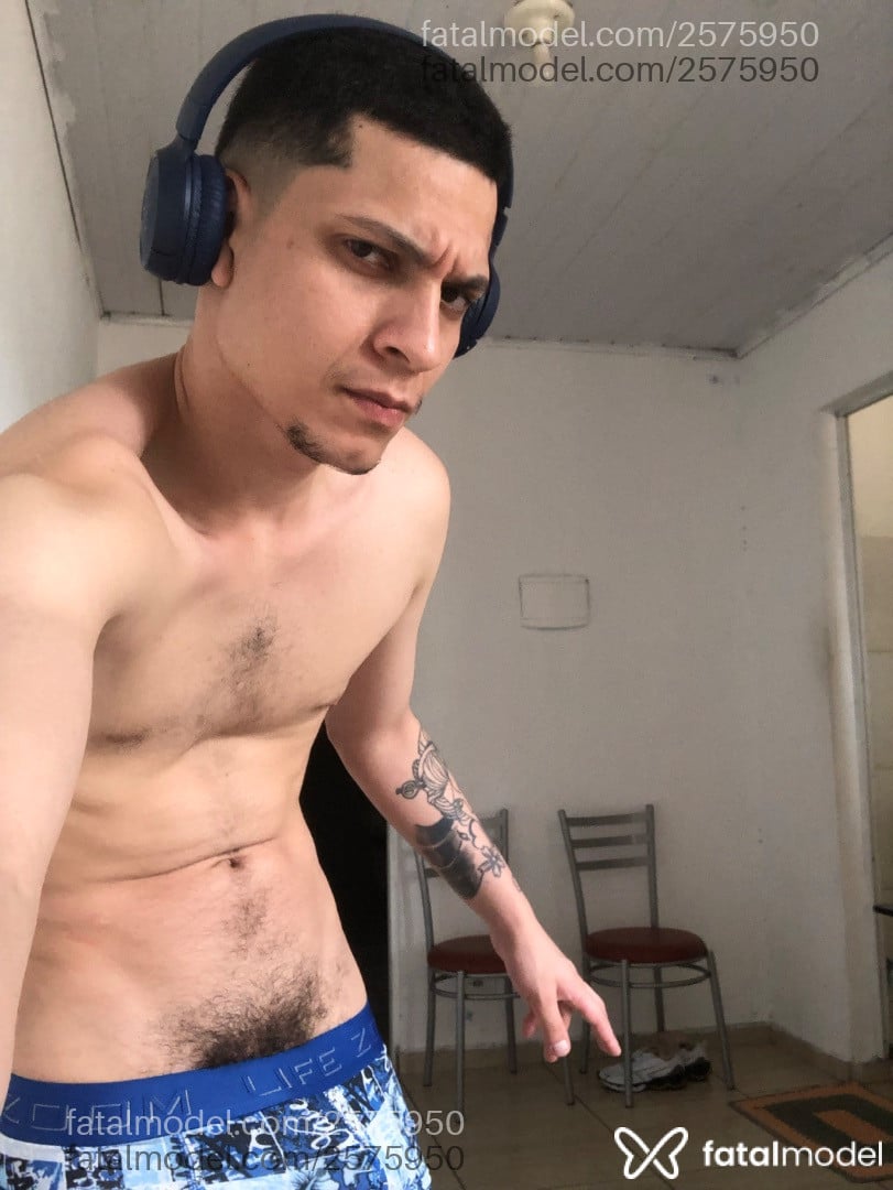 Acompanhante homem com cabelo castanho de olhos castanhos - Rayan Pery Acompanhante homem com cabelo castanho de olhos castanhos - Rayan Pery
