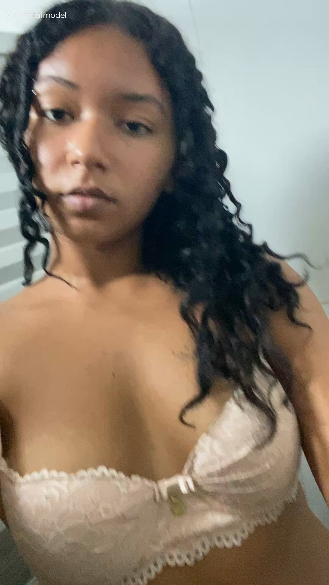 Acompanhante mulher morena (o) de olhos castanhos - Eloysa Acompanhante mulher morena (o) de olhos castanhos - Eloysa