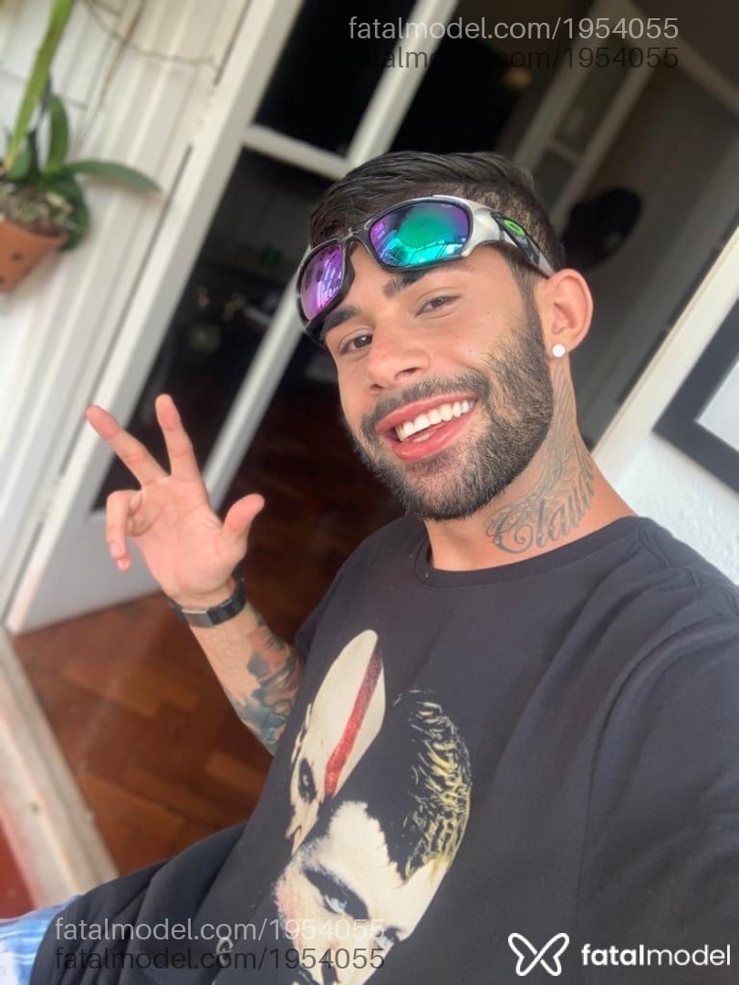 Acompanhante homem com cabelo castanho de olhos castanhos - Mikael Acompanhante homem com cabelo castanho de olhos castanhos - Mikael