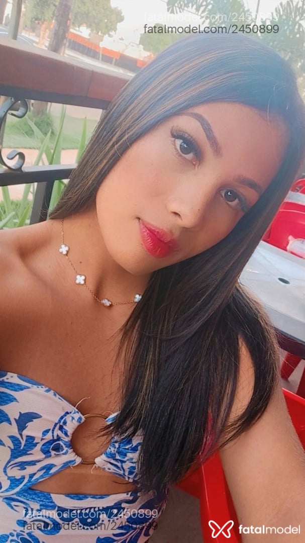 Acompanhante mulher trans com cabelo castanho de olhos pretos - Mavizinha
