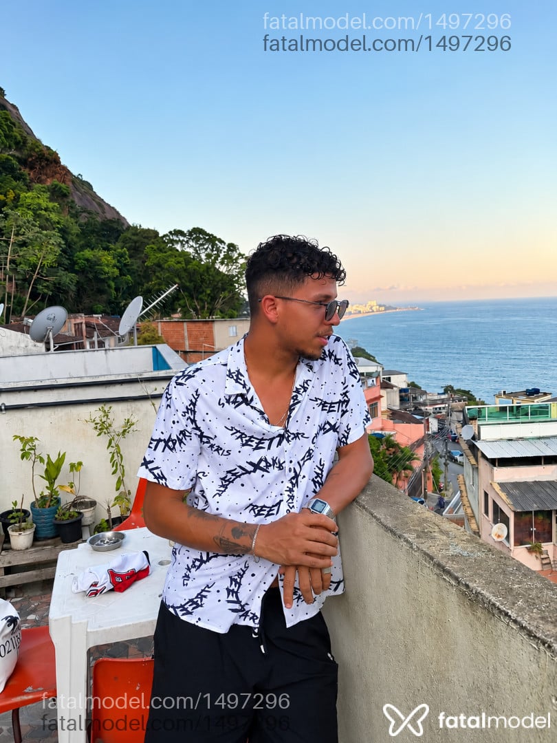 Acompanhante homem com cabelo castanho de olhos verdes em Rio de Janeiro - Loiropivete