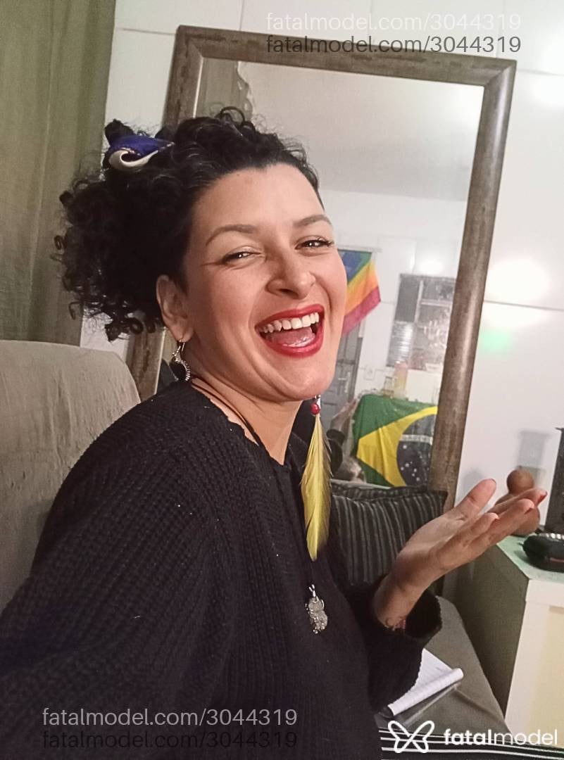 Acompanhante mulher morena (o) de olhos pretos - Monford Vi