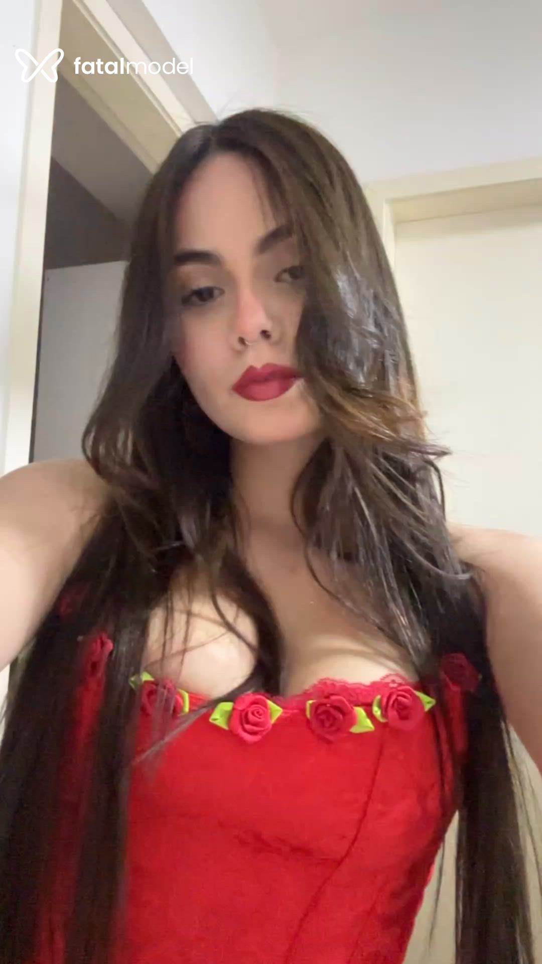 Acompanhante mulher com cabelo castanho de olhos castanhos - Inanna Acompanhante mulher com cabelo castanho de olhos castanhos - Inanna